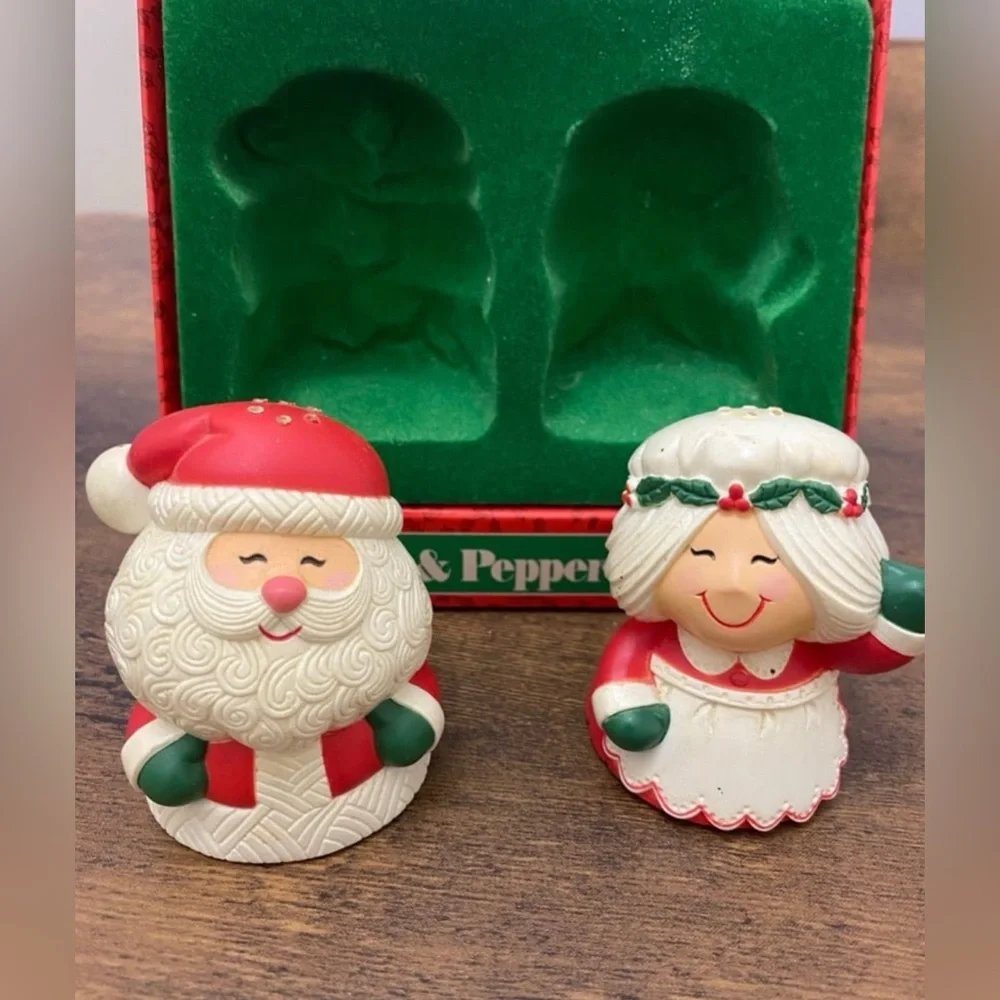 Hallmark Vintage Christmas Salt and Pepper Shakers - Picture 1 of 5